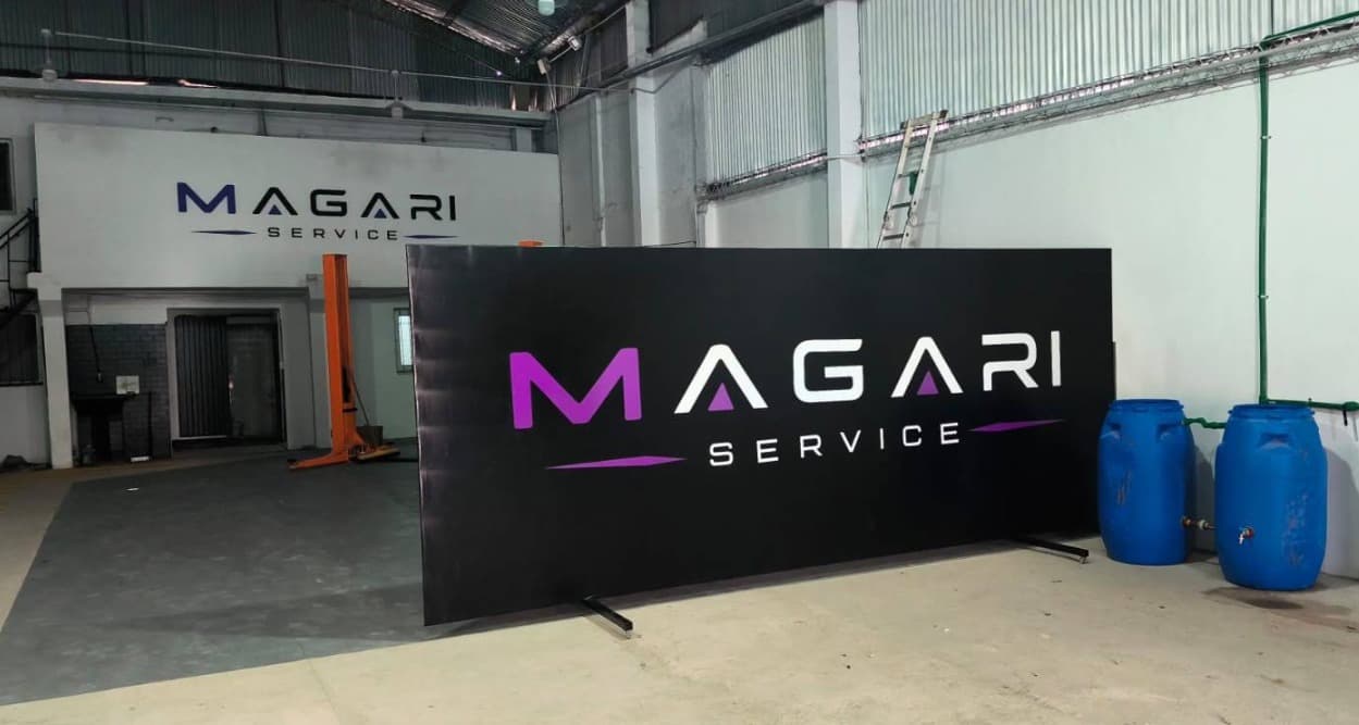 Cartel corporativo de Magari Service dentro del taller