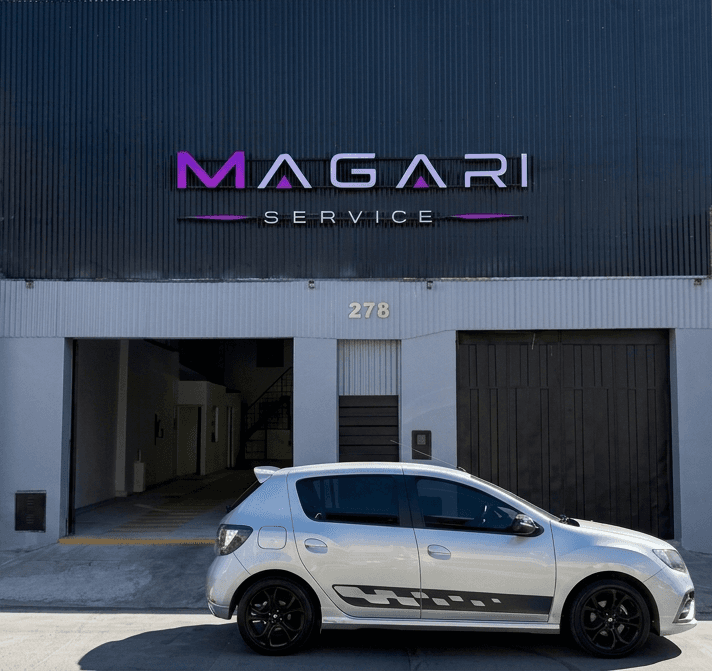 Frente del taller Magari Service con su cartel iluminado en 10 de Octubre 278, Salta