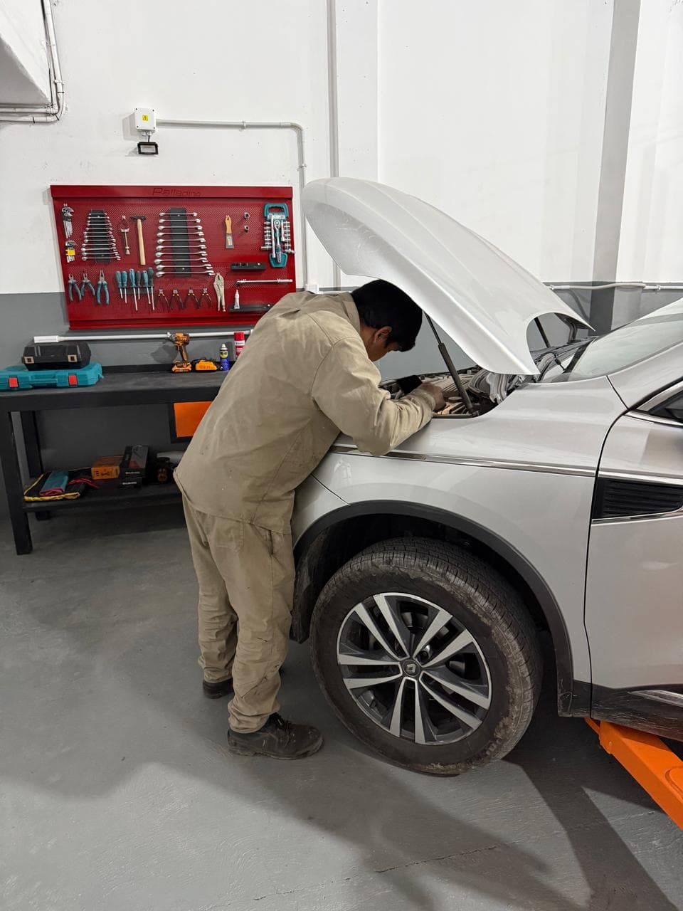 Mecánico de Magari Service trabajando sobre el motor de un vehículo