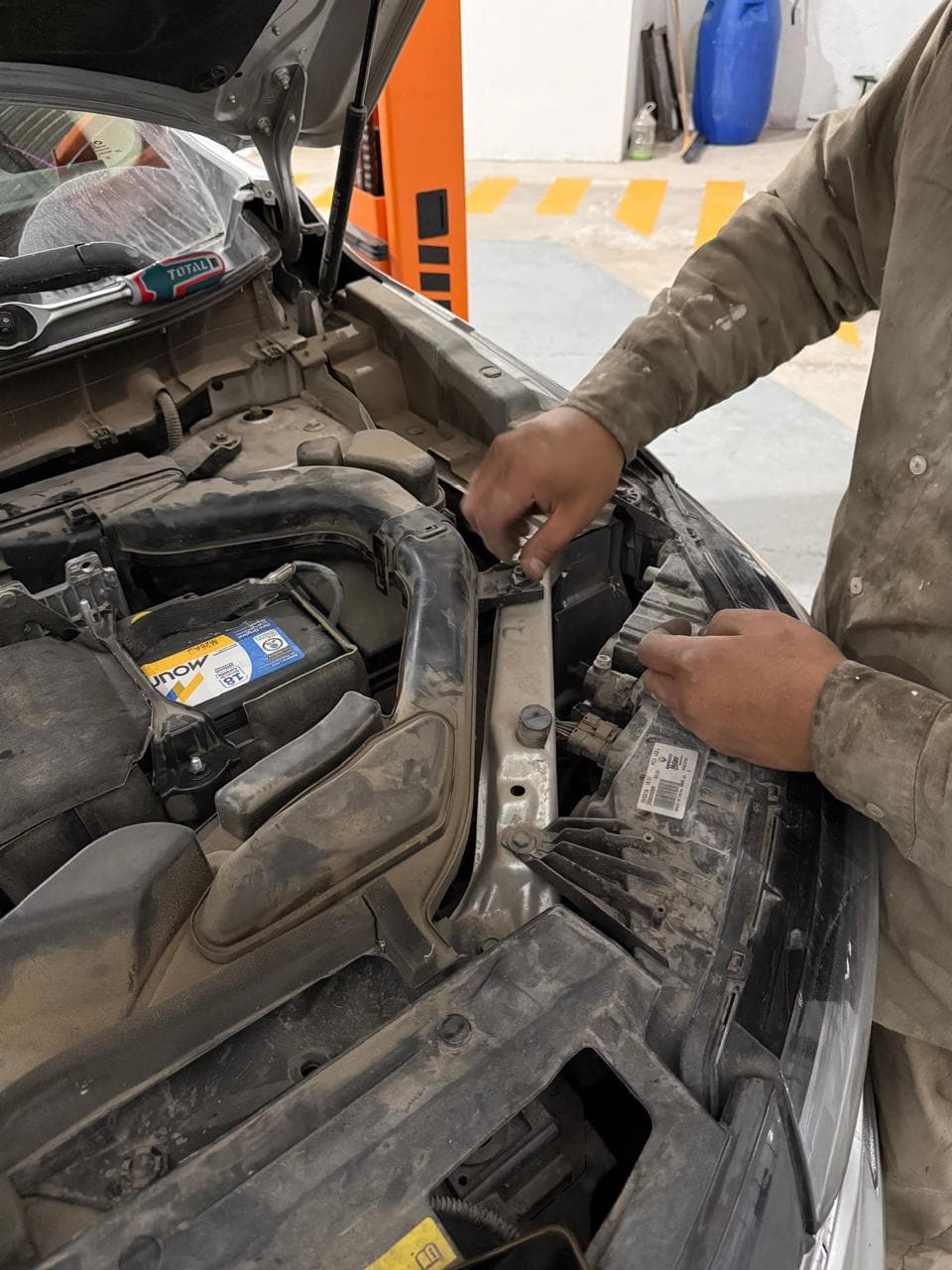 Primer plano del vano motor con la batería y el filtro de aire a la vista