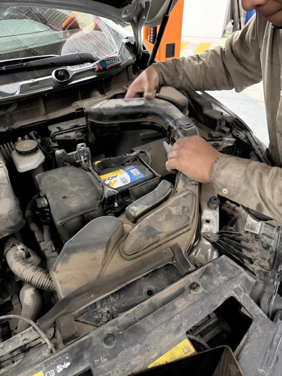 Primer plano del vano motor durante el cambio de filtros en Magari Service