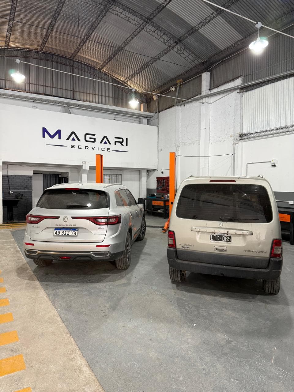 Renault Koleos y Peugeot Partner atendidos en simultáneo