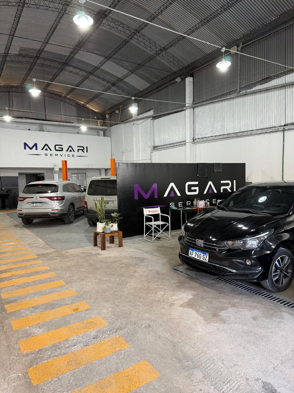 Renault Koleos, Peugeot Partner y Fiat Cronos en los boxes del taller